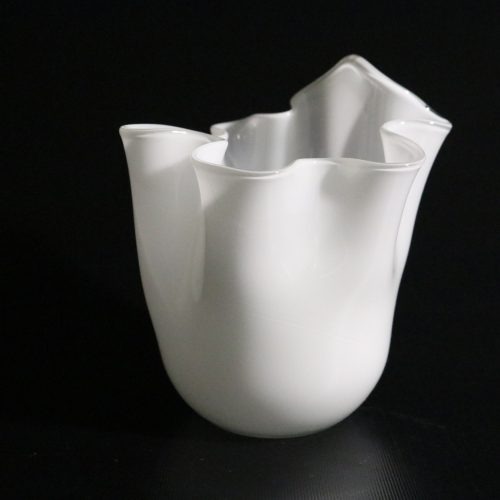 Elegant vit designvas med mjuka former - 15 cm hög