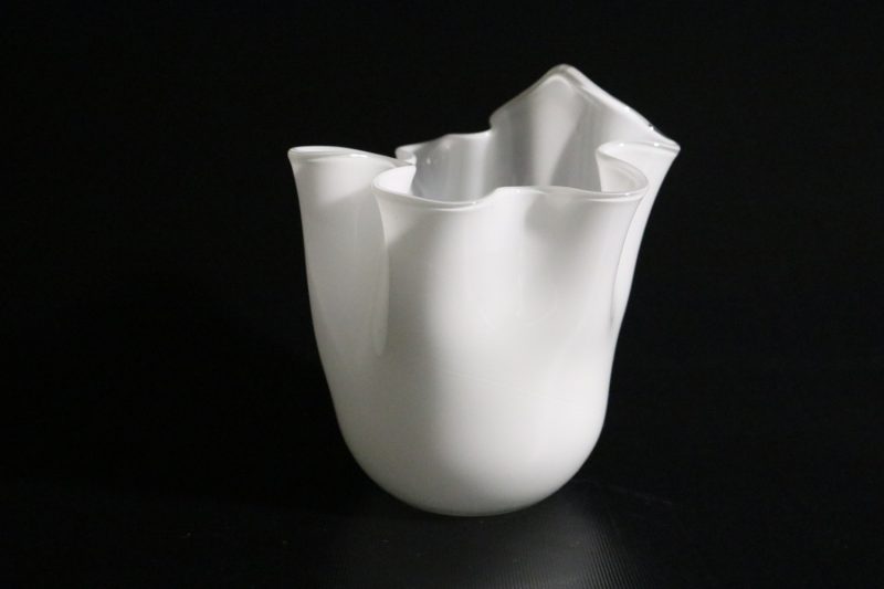 Elegant vit designvas med mjuka former - 15 cm hög
