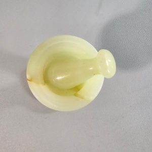 Liten mortel med stöt i alabaster