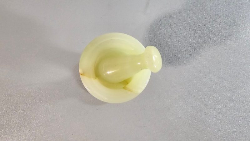 Liten mortel med stöt i alabaster