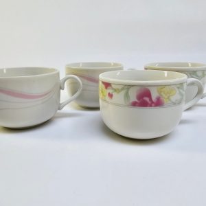 Charmiga vintagekaffekoppar – två olika mönster