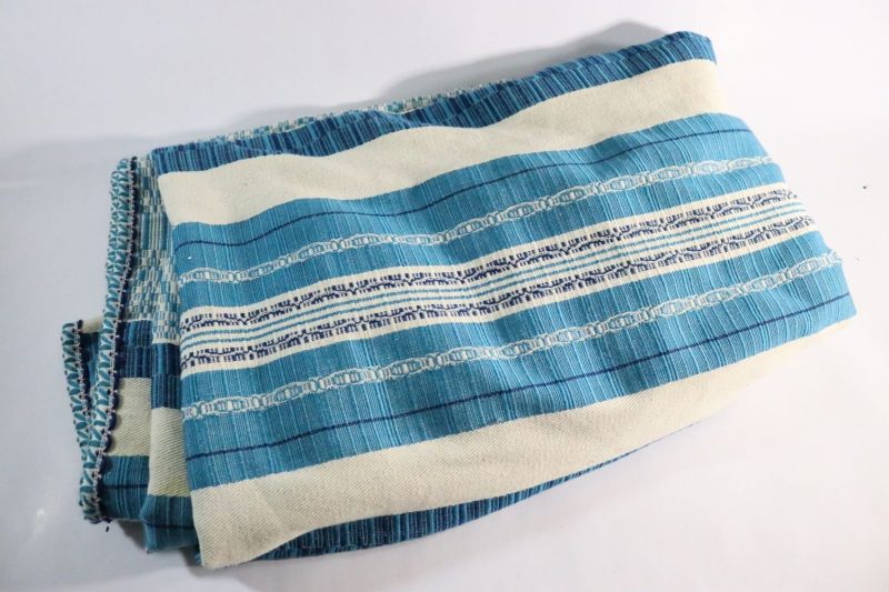 Klassisk filt i blått och vitt mönster - 80x216 cm