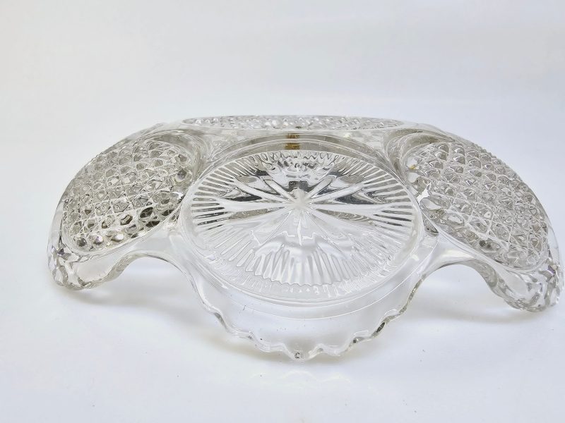Elegant glasskål med tidlös charm – perfekt för ditt hem!