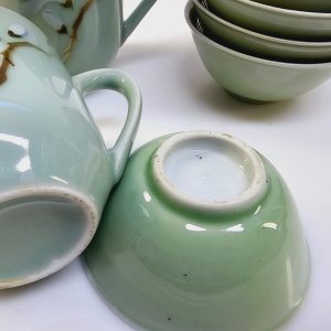 Exklusivt porslinsset 9– Kopp med lock och skålar i elegant grönt och blomdesign