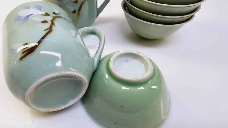 Exklusivt porslinsset 9– Kopp med lock och skålar i elegant grönt och blomdesign