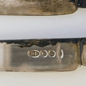 Charmigt set med 5 antika knivar i nysilver och dekorativa handtag