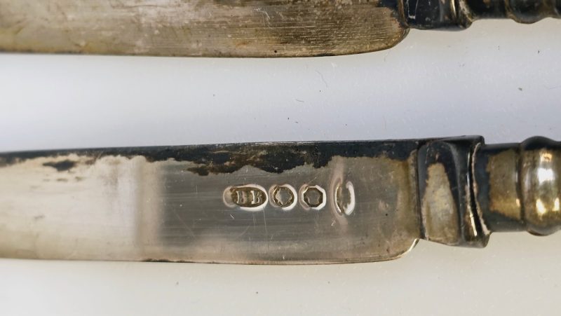 Charmigt set med 5 antika knivar i nysilver och dekorativa handtag