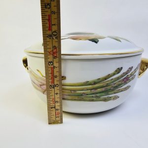 Elegant soppskål med gyllene detaljer och handmålat motiv