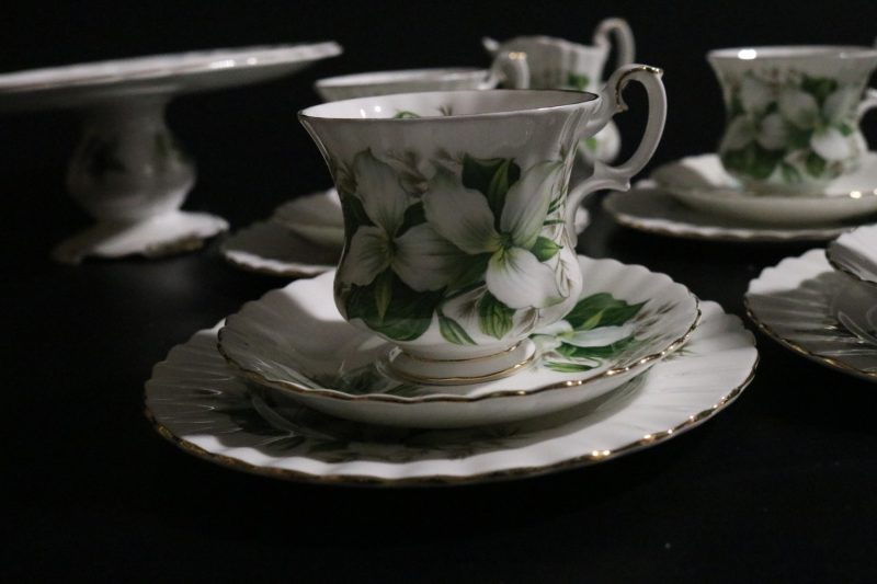 Royal Albert "Trillium" Kaffeservis med Tårtfat – Engelsk Elegans