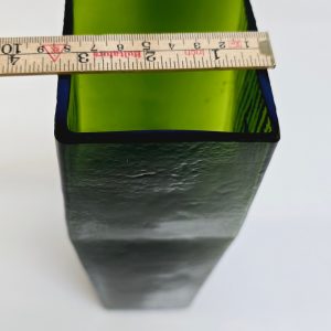 Grön Retrovas i Glas – Stilren och Unik Design