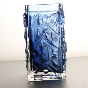 Elegant blå vas i reliefdesign – unik glasdekor för hemmet