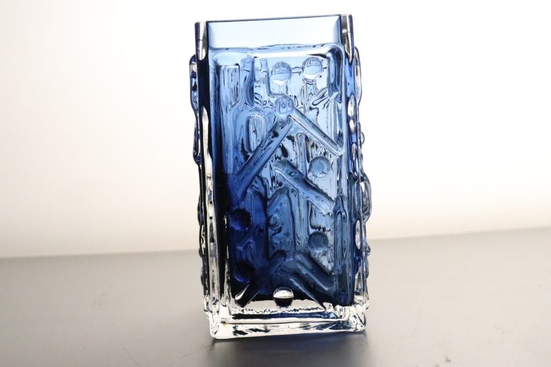 Elegant blå vas i reliefdesign – unik glasdekor för hemmet