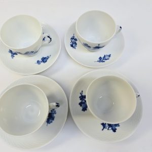 Fyra Eleganta Royal Copenhagen Blue Flower-koppar med fat – tidlös skönhet