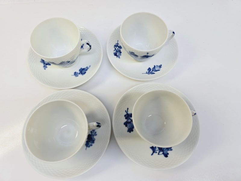Fyra Eleganta Royal Copenhagen Blue Flower-koppar med fat – tidlös skönhet