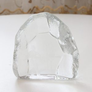 Glasblock, jägare, signerad med initialer