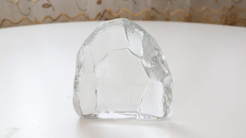Glasblock, jägare, signerad med initialer