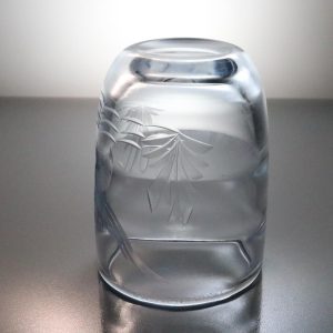 Vas i blåtonat glas, graverad med en fågel, troligen Hovmantorp nya glasbruk