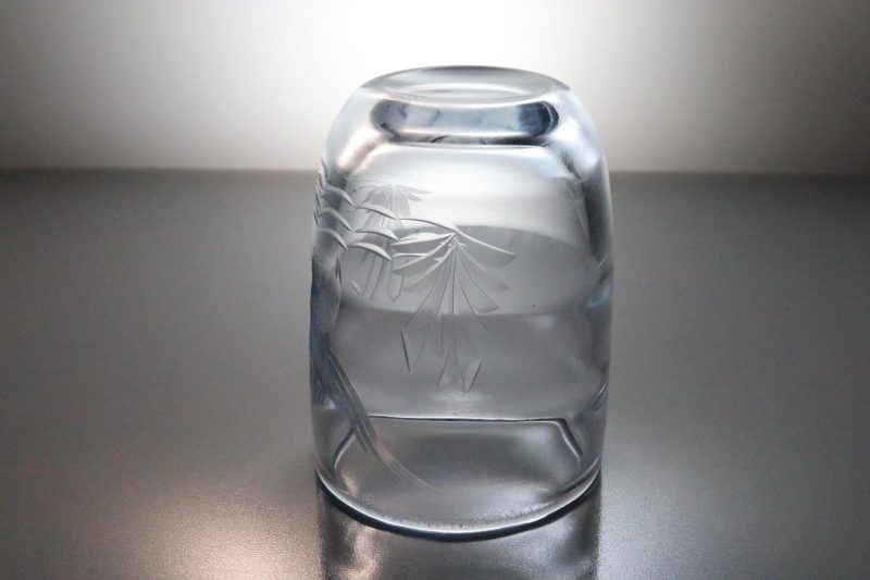 Vas i blåtonat glas, graverad med en fågel, troligen Hovmantorp nya glasbruk