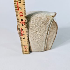 Uggla i lergods med glasyr enligt bilderna.  Ca 9 cm hög ca 4 cm djup