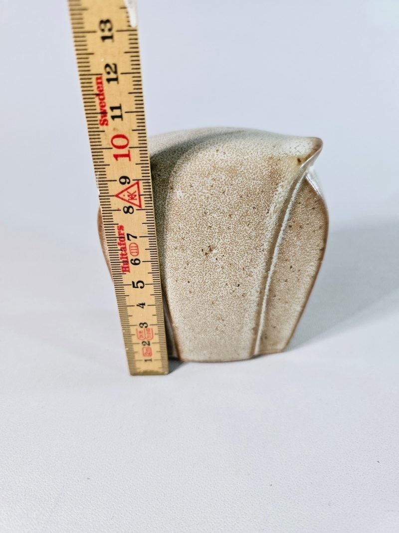 Uggla i lergods med glasyr enligt bilderna.  Ca 9 cm hög ca 4 cm djup