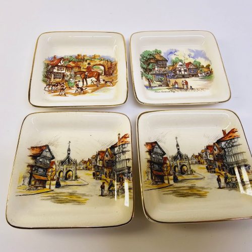 Charmiga handmålade tallrikar från Lancaster Sandland Ware – Staffordshire, Engl