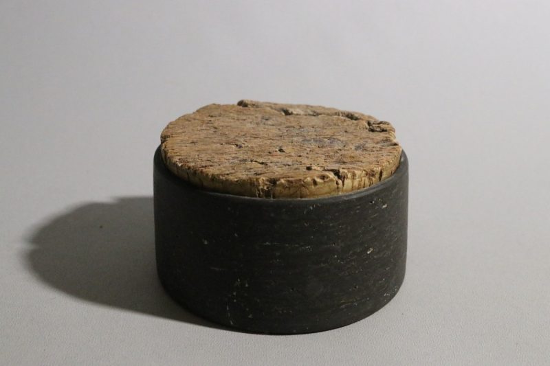 Svenskt stengodskärl med korklock
