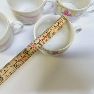 Charmiga vintagekaffekoppar – två olika mönster
