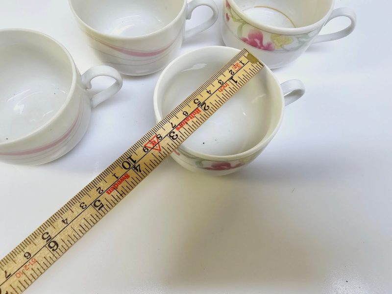 Charmiga vintagekaffekoppar – två olika mönster