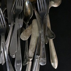 Stort Parti Blandade Vintage Bestick – Knivar, Gafflar och Skedar i Olika Stilar