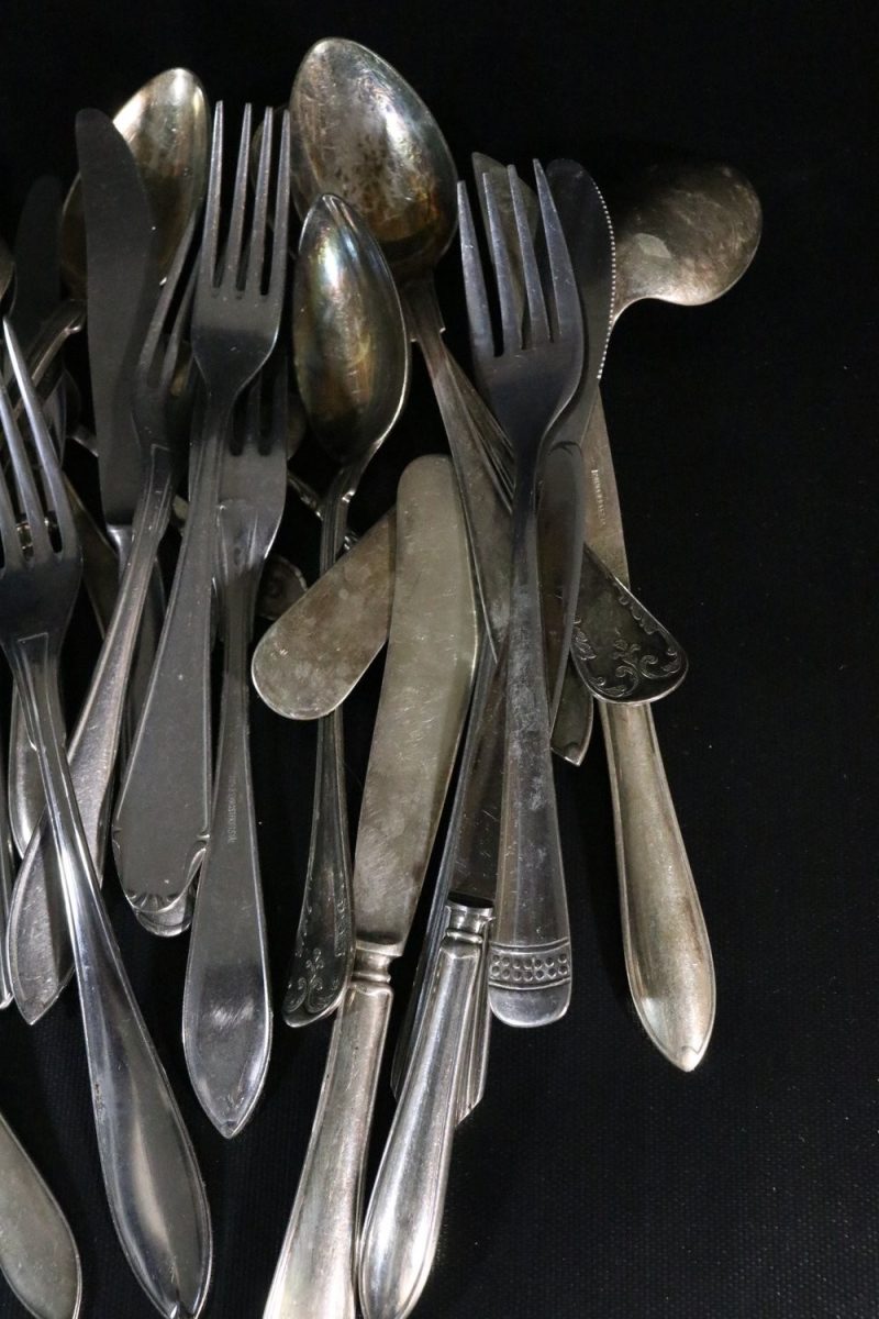 Stort Parti Blandade Vintage Bestick – Knivar, Gafflar och Skedar i Olika Stilar