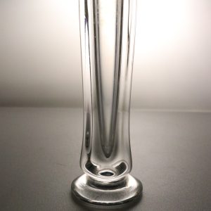 Refflad glasvas i svart med hänkel i klarglas- Kosta glasbruk