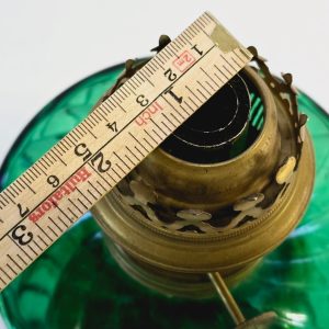 Oljelampa i grönt glas och mässing – 25 cm hög