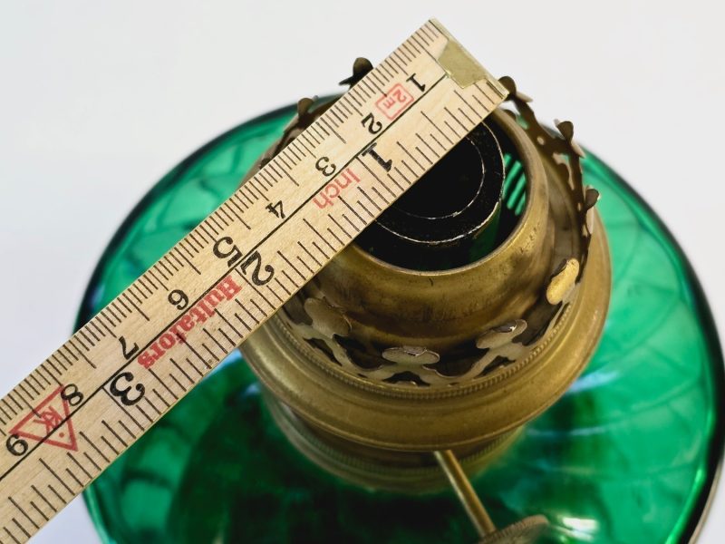 Oljelampa i grönt glas och mässing – 25 cm hög