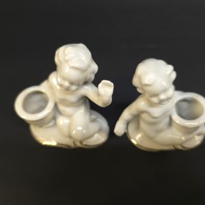 Charmiga porslinsfigurer med små blomkrukor – vintageinspirerat set