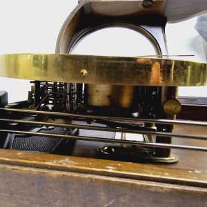 Elegant Väggklocka från Kienzle – Klassisk Design i Trä