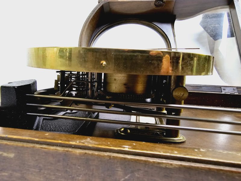 Elegant Väggklocka från Kienzle – Klassisk Design i Trä