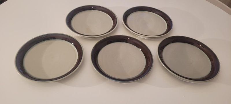 Fem Höganäs förrättstallrikar 22 cm i diameter