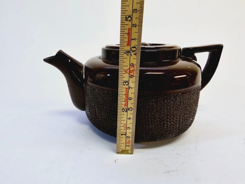 Vintage Tekanna "Made in England" - Brun Glaserad Keramik med Texturerad Detalj