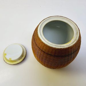 Elegant kinesisk porslinsburk med rottingflätad design – ett tidlöst hantverk!