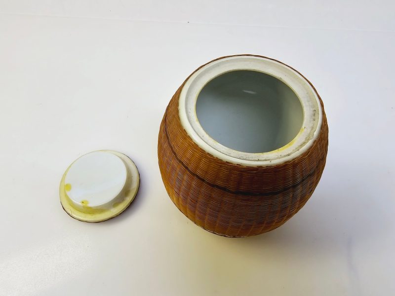 Elegant kinesisk porslinsburk med rottingflätad design – ett tidlöst hantverk!