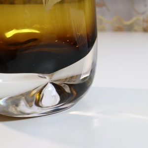 VAS, i färgat glas med etsad dekor -  25,5cm hög