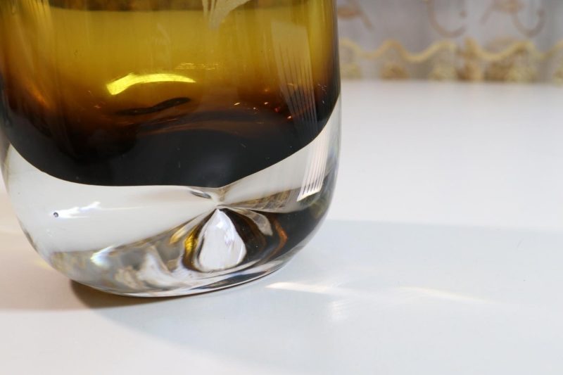 VAS, i färgat glas med etsad dekor -  25,5cm hög