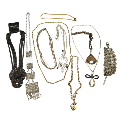 Elegant samling av 10 olika halsband och armband