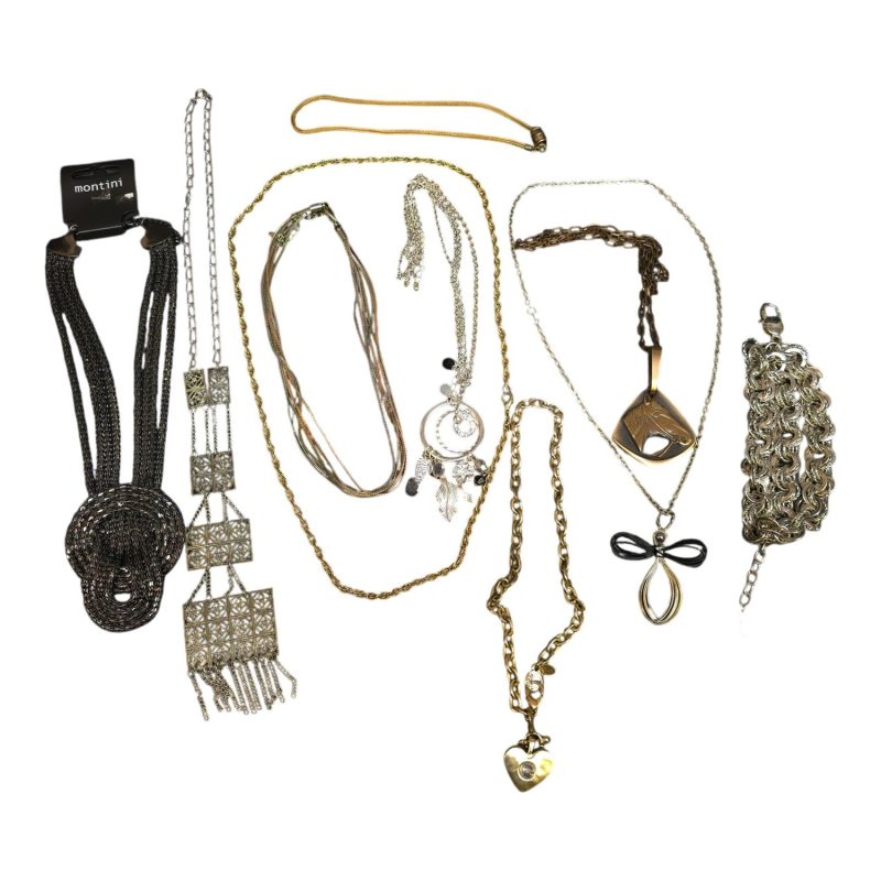 Elegant samling av 10 olika halsband och armband