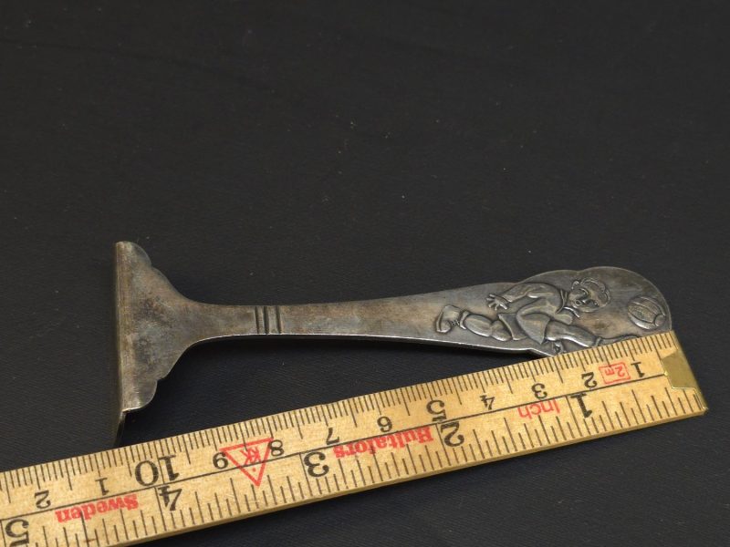 Vintage Barnbestick i nysilver med unikt fotbollsmotiv