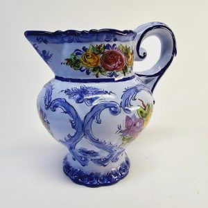Set med två väggplattor – Royal Copenhagen, klassisk elegans