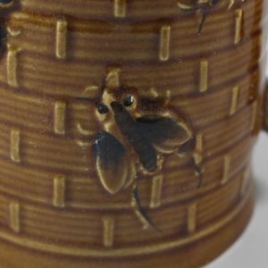 Mugg, dekorerad som en bikupa, keramik