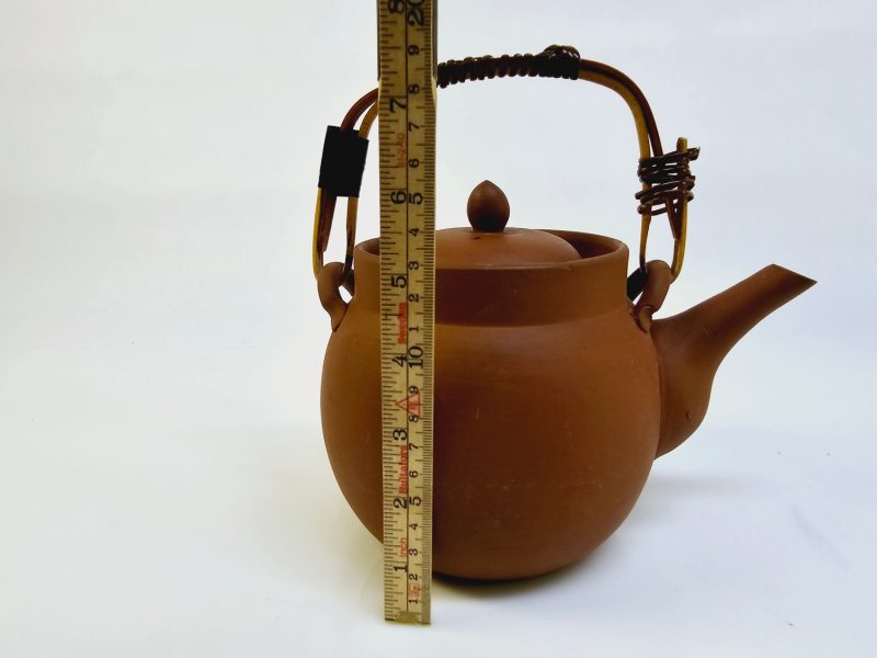 Traditionell terrakottatekanna med handtag och sil