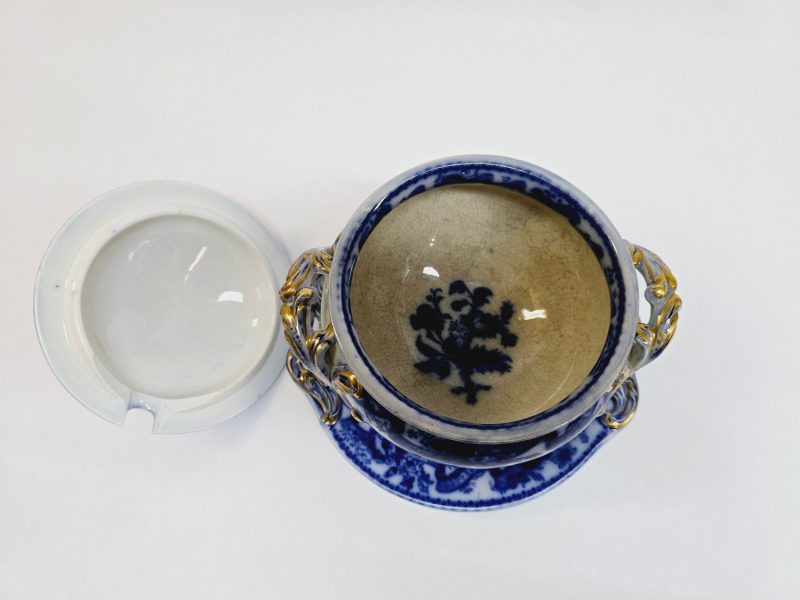 Blåvit soppskål från Wedgwood - En elegant klassiker med gyllene detaljer