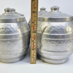 Charmigt set med fyra vintageburkar i hamrad aluminium – tidlös design